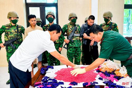 Lãnh đạo Bộ đội Biên phòng Hà Tĩnh kiểm tra tang vật trong một vụ án vận chuyển ma túy qua biên giới.