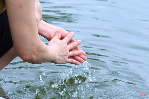 Các bậc tam cấp dẫn xuống sát mặt nước là một trong những vị trí tiềm ẩn nguy cơ mất an toàn.