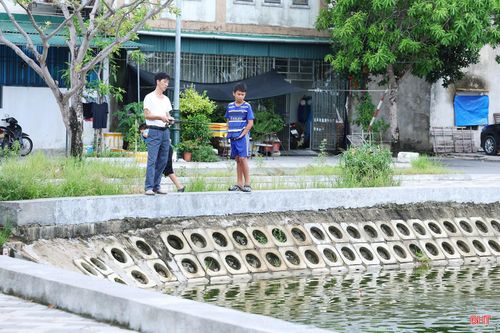 Không có lan can nên việc người dân đứng sát mép hồ câu cá hay ngồi trên ghế đá sát hành lang tiềm ẩn nguy cơ trượt ngã, rơi xuống nước.