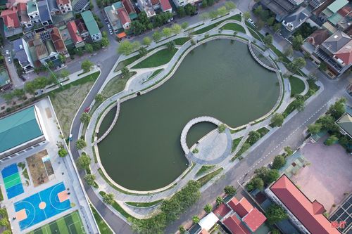 Tương tự, tại hồ điều hòa Nam Hà (hay còn được gọi là hồ Bảy Mẫu) ở TDP 6, phường Thành Sen hiện nay cũng chưa có lan can, tiềm ẩn nguy cơ tai nạn.