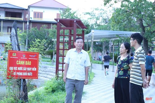  Ông Đặng Thế Tập - Bí thư Chi bộ TDP 6, phường Thành Sen (người bên trái) chia sẻ: "Các cháu nhỏ vẫn thường xuyên vui chơi, đạp xe quanh hồ. Chỉ cần mất lái hoặc bất cẩn lao xuống nước là nguy cơ đuối nước rất cao. Vì vậy, người dân, cử tri đã nhiều lần kiến nghị lắp đặt lan can tại những khu vực sát mép hồ để đảm bảo an toàn, nhất là cho trẻ em". 