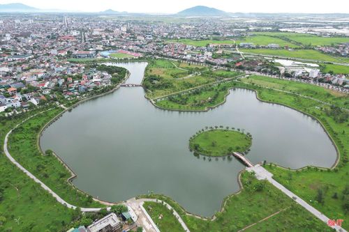 Các hồ điều hòa đang trở thành không gian sinh hoạt, vui chơi quen thuộc của người dân phường Thành Sen. Vì vậy, việc bổ sung lan can tại những vị trí nguy hiểm là hết sức cần thiết để phòng ngừa đuối nước.