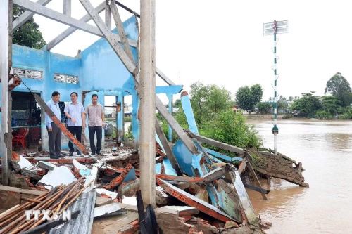 Lãnh đạo Thành ủy Cần Thơ trực tiếp thị sát một điểm sạt lở nghiêm trọng ven sông, làm sụp đổ hoàn toàn nhà dân. (Ảnh: TTXVN phát)