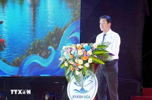 Phó Chủ tịch Thường trực UBND tỉnh Khánh Hòa Nguyễn Long Biên phát biểu Khai mạc chương trình. (Ảnh: Tá Chuyên/TTXVN)