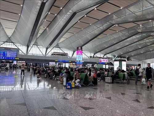 Hành khách chờ tàu tại một nhà ga ở Trung Quốc.