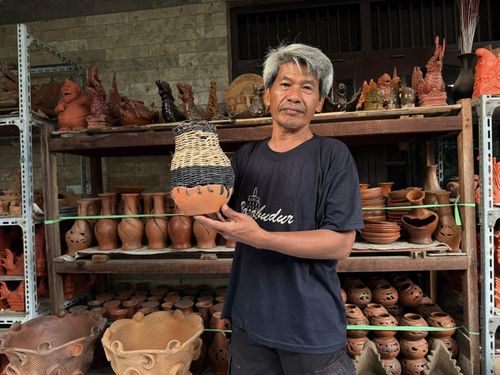 Ông Kadmiya bên các sản phẩm gốm tự tay làm mọi công đoạn.