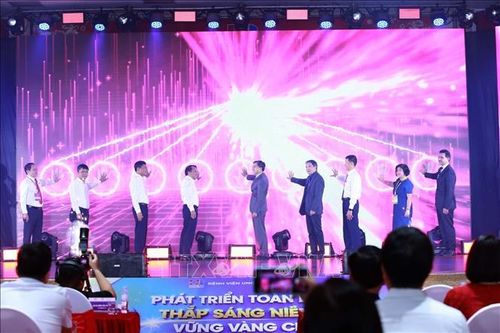 Các đại biểu thực hiện nghi thức công bố Chương trình hợp tác triển khai Kế hoạch hành động phòng, chống ung thư vú. Ảnh: Trịnh Duy Hưng/TTXVN