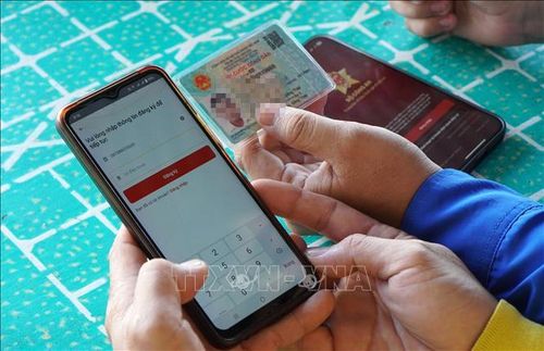 Từ ngày 15/8/2026 đến hết ngày 28/2/2027, công dân Việt Nam có tài khoản định danh điện tử mức độ 2 và đáp ứng các điều kiện theo quy định được hưởng chính sách miễn, giảm nhiều khoản phí, lệ phí. Ảnh minh họa: Nhựt An/TTXVN