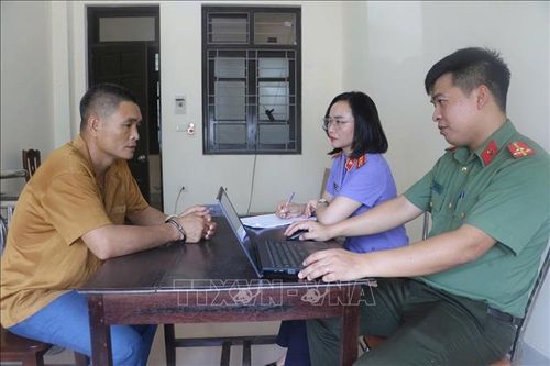 Cơ quan chức năng lấy lời khai Nguyễn Đình Kiên - đối tượng cầm đầu đường dây rút trộm dầu diezen ngành đường sắt. Ảnh: TTXVN phát