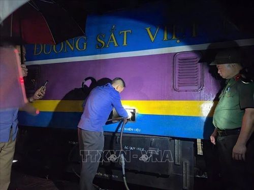 Cơ quan Công an bắt giữ Nguyễn Đình Kiên và các đối tượng trong lúc đang hút trộm hàng trăm lít dầu từ tàu D19E978 tại Ga Vinh. Ảnh: TTXVN phát