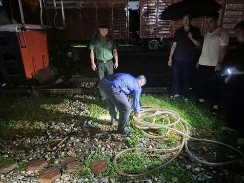 Cơ quan Công an bắt giữ Nguyễn Đình Kiên và các đối tượng trong lúc đang hút trộm hàng trăm lít dầu từ tàu D19E978 tại Ga Vinh. Ảnh: TTXVN phát