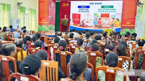 Luật gia Dương Văn Tín tuyên truyền, phổ biến pháp luật về hòa giải ở cơ sở tại xã Nha Bích, giúp người dân nắm rõ các quy định pháp luật và nâng cao kỹ năng hòa giải, giải quyết những mâu thuẫn, tranh chấp phát sinh trong cộng đồng.