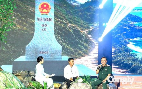 Các đại biểu giao lưu tại chương trình.