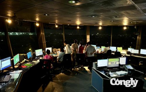 Kíp trực đêm tại Đài Kiểm soát không lưu Tân Sơn Nhất tập trung cao độ, phối hợp điều hành và bảo đảm an toàn hoạt động bay trong tình huống phát sinh.