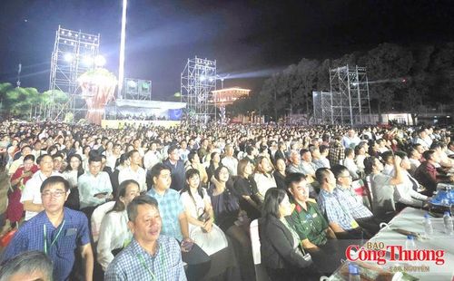 Hàng vạn người dân và du khách tham dự đêm khai mạc Lễ hội Sầu riêng Đắk Lắk 2026.