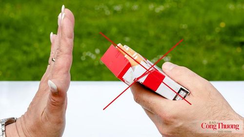 Việc kiểm tra căn cước, hộ chiếu hoặc ứng dụng định danh quốc gia (VNeID) khi có trường hợp nghi ngờ về độ tuổi sẽ hạn chế được người trẻ tuổi sử dụng thuốc lá từ sớm.
