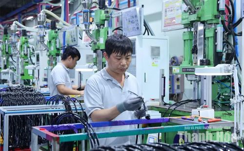 Sản xuất phụ tùng ô tô xuất khẩu tại Công ty TNHH DS Hi-Tech Vina (Khu Công nghiệp Bỉm Sơn). Ảnh: Minh Hằng