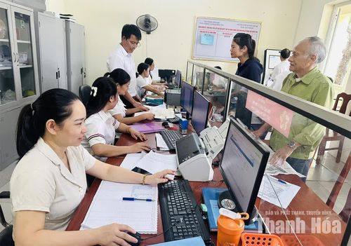 Thực hành theo gương Bác, cán bộ, công chức Trung tâm Phục vụ hành chính công phường Đông Tiến đã thực hiện tốt việc giải quyết thủ tục hành chính cho người dân.
