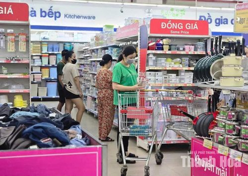 Người dân mua sắm tại Siêu thị Co.opmart Thanh Hóa.