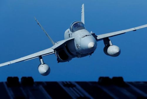 Máy bay chiến đấu F-18 của Không quân Tây Ban Nha đang bay trên không trong cuộc tập trận quân sự Ocean Sky 2021. Ảnh tư liệu: Reuters.