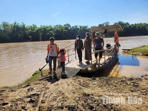 Hằng ngày, người dân Chòm Mốt (nay là thôn Trung Thủy, xã Quý Lương) vẫn phải qua sông Mã bằng chiếc đò nhỏ.
