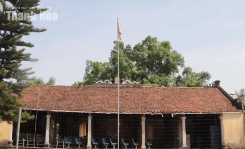 Đình làng Cẩm Bào là nơi trú ẩn của một số du kích Chiến khu Ngọc Trạo năm 1941 khi bị giặc Pháp truy đuổi.