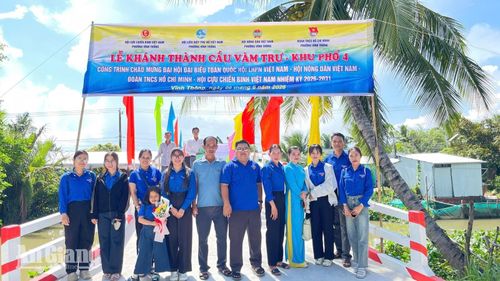 Đoàn phường Vĩnh Thông tham gia lễ khánh thành cầu Vàm Trư ở khu phố 4, phường Vĩnh Thông.