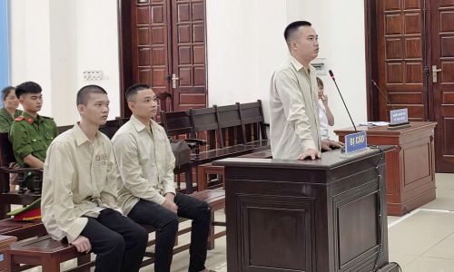 Vũ Quang Quỳnh (đứng) và 2 bị cáo đồng phạm.