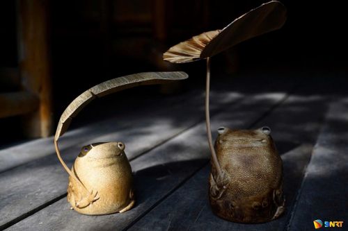 Những thân tre mộc mạc qua bàn tay người thợ được tạo hình thành nhiều sản phẩm thủ công sinh động.