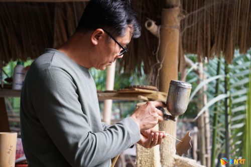 Từ niềm đam mê với tre từ thuở nhỏ, anh Võ Tấn Tân lựa chọn trở về quê, gắn bó với nghề thủ công và xây dựng Tabu Bambu Workshop.