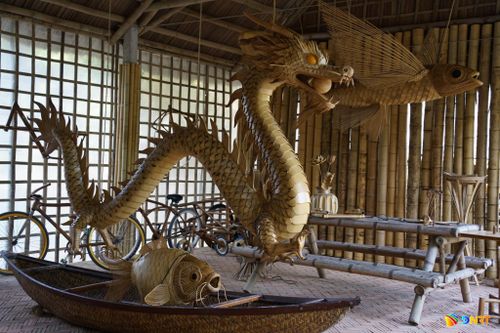 Không dừng lại ở những sản phẩm nhỏ, Taboo Bamboo còn thực hiện các mô hình tre kích thước lớn, có sản phẩm dài tới 4-5m theo yêu cầu của khách hàng.
