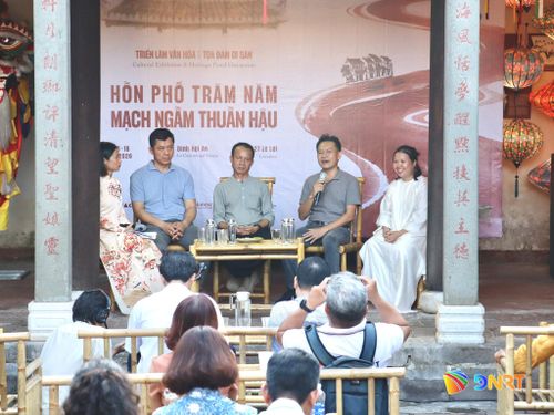 Đại diện Hiệp Du lịch Đà Nẵng, doanh nghiệp du lịch và nghệ nhân địa phương tham gia phiên chia sẻ bàn tròn tại sự kiện. Ảnh: QUỐC TUẤN