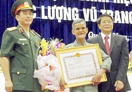 Chủ tịch nước phong tặng danh hiệu Anh hùng Lực lượng vũ trang nhân dân cho đồng chí A Lăng Bhuôch vì đã có thành tích đặc biệt xuất sắc trong kháng chiến chống Mỹ, cứu nước. Ảnh: Tư liệu