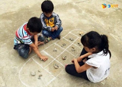 Các em nhỏ đang chơi ô ăn quan trên đường làng. Ảnh: Tiểu Vũ (chụp năm 2016)
