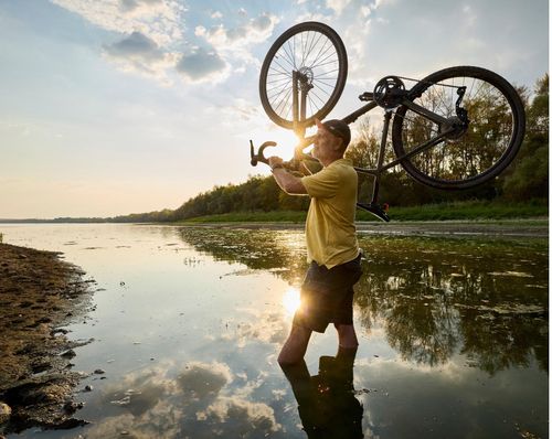Ông Gabor Kurti lội bộ qua sông Danube. Ảnh: The Guardian