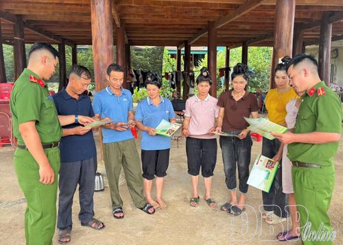 Công an xã Núa Ngam tuyên truyền, phổ biến kiến thức pháp luật cho Nhân dân bản Na Tông.