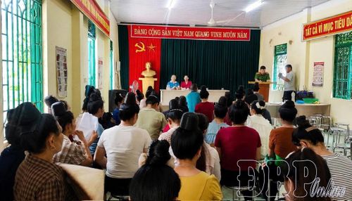 Hội LHPN xã Búng Lao phối hợp với lực lượng chức năng tuyên truyền nâng cao nhận thức về tội phạm mua bán người cho hội viên phụ nữ.