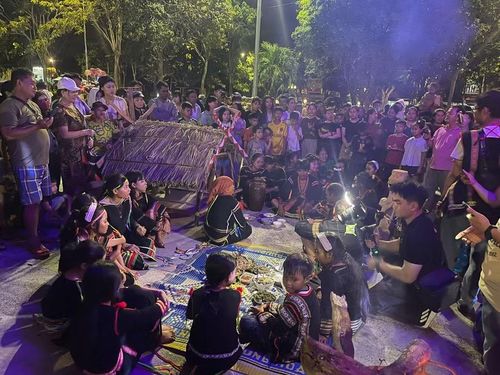  Phục dựng lễ chia của giữa người sống và người đã khuất của người Jrai. Ảnh: Vũ Chi 