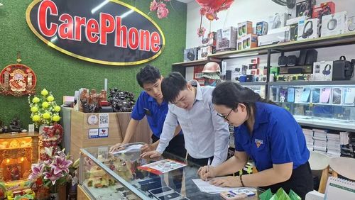  Đoàn viên thanh niên ở tổ dân phố Vĩnh Liêm vận động, hướng dẫn người dân tham gia mô hình. Ảnh: Nguyễn Chơn 