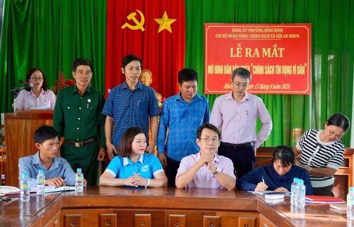 Đại diện Phòng giao dịch Ngân hàng CSXH An Nhơn và các đoàn thể ký cam kết thực hiện các chỉ tiêu của mô hình. Ảnh: Nguyễn Muội
