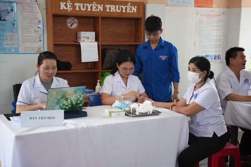 Đoàn Trung tâm Y tế Quy Nhơn phối hợp với Công ty cổ phần Dược - Trang thiết bị y tế Bình Định (Bidiphar) khám, tư vấn sức khỏe, cấp phát thuốc và tặng quà cho người dân xã Ia Chia. Ảnh: ĐVCC