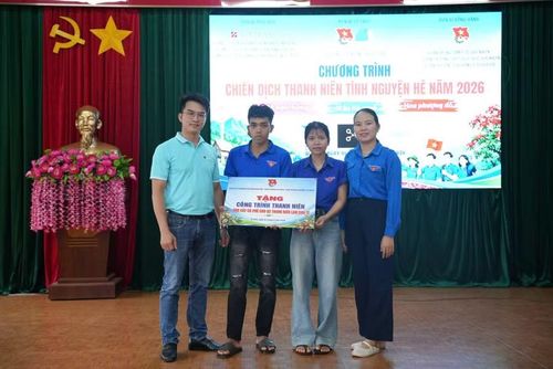 Anh Rơ Mah Kin (thứ 2 từ trái sang) được hỗ trợ cây giống từ chương trình. Ảnh: ĐVCC