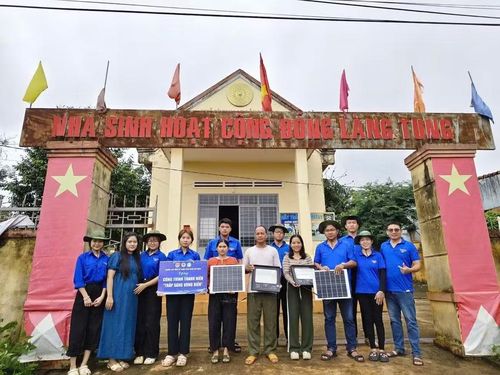 Đội tình nguyện chuyên ngành Trường Cao đẳng Kỹ thuật Công nghệ Quy Nhơn lắp đặt công trình “Thắp sáng vùng biên” tại nhà sinh hoạt cộng đồng làng Tung. Ảnh: ĐVCC
