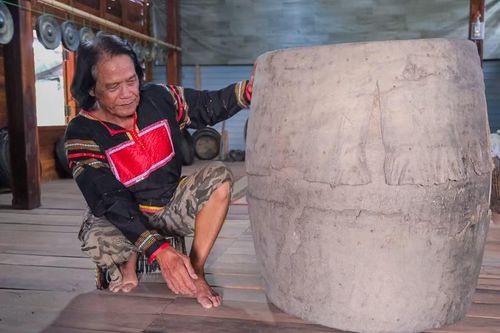  Nghệ nhân ưu tú Nay Phai giới thiệu chiếc trống cổ của người Jrai có tuổi đời trên 200 năm. Ảnh: M.Châu 