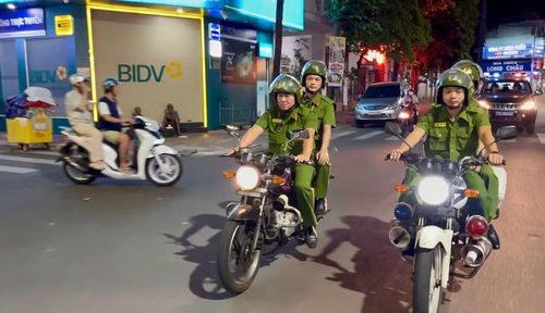  Công tác tuần tra, nhận định nghi vấn để ổn định tình hình luôn được Cảnh sát 113 duy trì thường xuyên, nhất là đêm khuya. Ảnh: K.A 