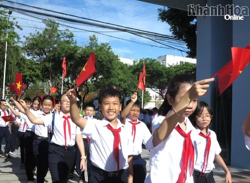 Học sinh Trường THCS Thái Nguyên (phường Nha Trang) tập dượt chuẩn bị khai giảng năm học 2025 - 2026. Ảnh: KIM DUNG