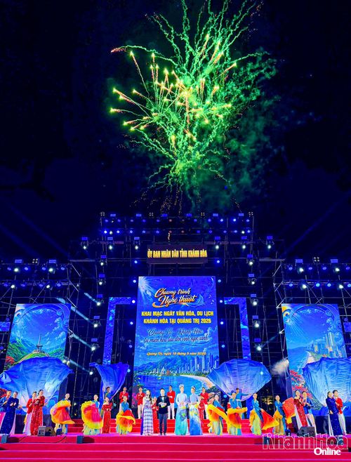 Màn pháo hoa lung linh kết thúc lễ khai mạc Ngày Văn hóa, Du lịch Khánh Hòa tại Quảng Trị năm 2026.