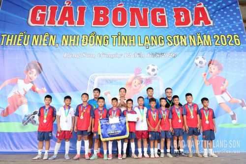 Đại diện Ban Tổ chức trao huy chương bạc cho Đội bóng đá nhi đồng phường Kỳ Lừa