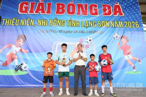 Đại diện Ban Tổ chức trao giải chuyên đề cho cầu thủ và thủ môn xuất sắc nhất ở hai nội dung thi đấu tại giải