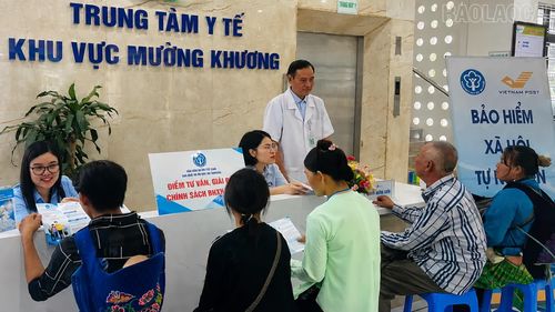 Bảo hiểm xã hội cơ sở Mường Khương tổ chức tư vấn, giải đáp thắc mắc về chính sách cho người dân tại Trung tâm y tế khu vực Mường Khương.